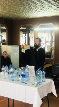 Духовний комфорт та захист в лікарнях: Дніпровська єпархія ПЦУ освятила воду для поранених та медиків