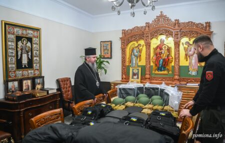 Митрополит Епіфаній підтримав відділ соціального служіння: надав важливе обладнання для евакуації поранених воїнів