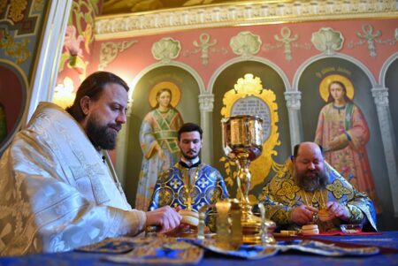 Успенська Лавра: Спільна Молитва та Духовне Об’єднання у День Літургії – владика Авраамій вперше в якості єпископа очолив Богослужіння