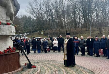 Панахида біля пам’ятника героїв Афганістану: Урочиста пам’ятна подія в Кам’янець-Подільській єпархії УПЦ (ПЦУ)