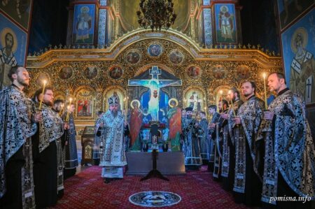Вечірня молитва і співи: Пасія у кафедральному соборі Києва