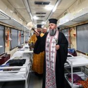 Митрополит Епіфаній благословив евакуаційні вагони для поранених бійців ЗСУ