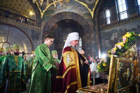 Божественна літургія в Києво-Печерській Лаврі: Митрополит Епіфаній відзначив духовенство та помолився за мир в Україні
