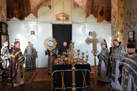 Урочиста Божественна Літургія в храмі Нерукотворного Образу Господа: відданість і молитва за мир
