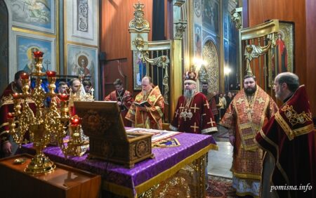 Божественна літургія на Хрестопоклонну неділю: молитовні звернення в часи випробувань