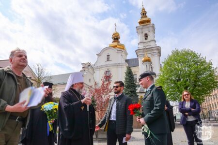 Дипломати з 8 країн відзначили пам’ять загиблих воїнів та підтримали Україну у Вінниці