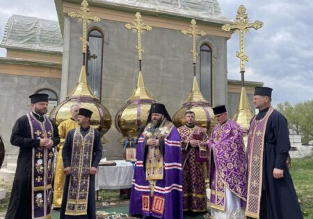 Архієпископ Павло освятив накупольні хрести у Деражні: урочиста церемонія на будівництві нового храму