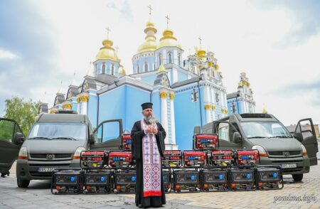 Митрополит Епіфаній освятив автомобілі для військових на передовій