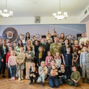 Митрополит Епіфаній зустрівся з дітьми захисників України та подарував великодні радощі