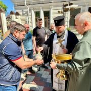 Митрополит Симеон освятив великодні паски для українських воїнів на передовій