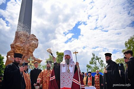 Митрополит Епіфаній освятив хрест на Алеї Слави у Берегометі