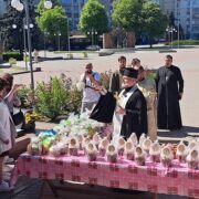 У Черкасах митрополит Іоан освятив паски для українських військових