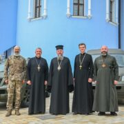 У Свято-Михайлівському Золотоверхому монастирі Митрополит Епіфаній освятив і передав автомобілі для оборонців України