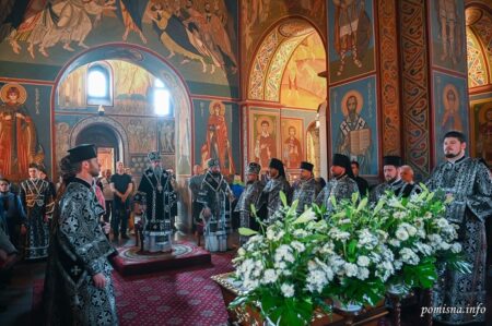 Блаженнійший Митрополит Епіфаній звершив Велику вечірню з винесенням Плащаниці