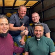 Священики Дніпровської єпархії продовжують підтримку мешканців Нікополя