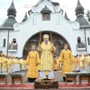 Божественна літургія на Козацьких могилах: Митрополит Епіфаній возніс молитву за Україну