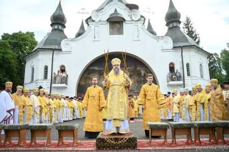 Божественна літургія на Козацьких могилах: Митрополит Епіфаній возніс молитву за Україну