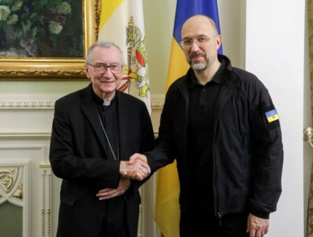 Денис Шмигаль обговорив з кардиналом Пароліном встановлення миру та гуманітарну допомогу