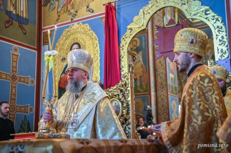 Божественна літургія у Свято-Михайлівському соборі: молитва за мир і безпеку України