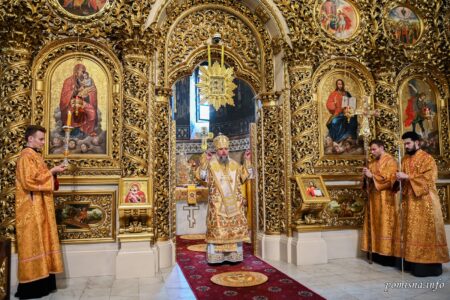 Літургія у Свято-Михайлівському соборі: Митрополит Епіфаній молився за мир і захисників України