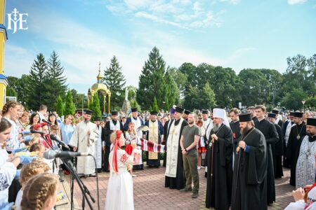 Освячення престолу та дзвіниці: Митрополит Епіфаній на Хмельниччині