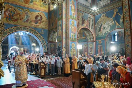 Божественна літургія з особливими молитвами за мир і захисників України під проводом Митрополита Епіфанія