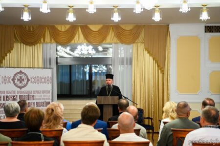 Предстоятель ПЦУ Митрополит Епіфаній провідав поранених воїнів в Одесі та передав допомогу медичному центру