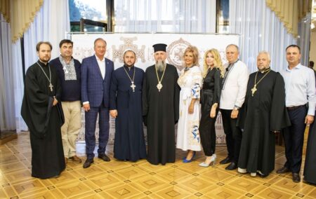 Митрополит Епіфаній нагородив представників партії «Батьківщина» в Одесі