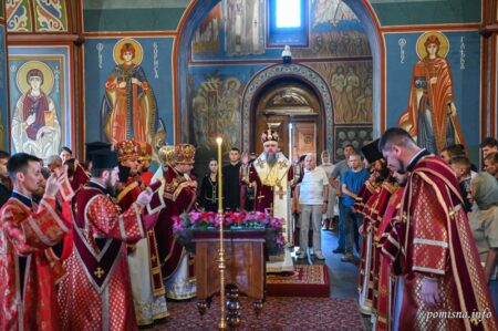 Митрополит Епіфаній провів літургію на свято Воздвиження та передав допомогу воїнам