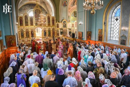 Митрополит Епіфаній провів літургію у Вознесенському храмі Тростянця та молився за захисників
