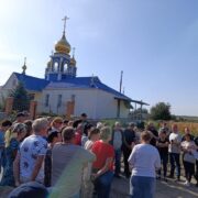 Релігійна громада села Куколівка перейшла до ПЦУ після відспівування воїна на порозі храму