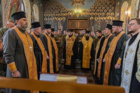 Молебень за Україну у військовому храмі Нижньої Лаври: освячено бойовий прапор