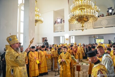 Божественна літургія на Закарпатті: Митрополит Епіфаній освятив храм святої Катерини
