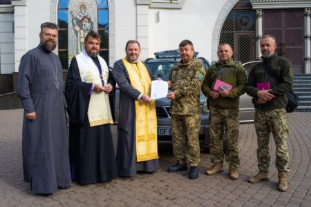 Митрополит Олександр освятив авто для ЗСУ та благословив військових на захист України