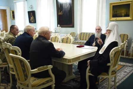 Патріарх Філарет вручив церковні нагороди українським захисникам на урочистій зустрічі