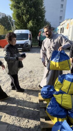 «Церква в дії»: ПЦУ у Дніпрі допомогла 300 переселенцям і відправила 1000 наборів до Нікополя