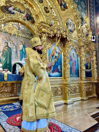 Літургія в честь святого Амфілохія: віряни молилися за мир і захисників України у Лаврі