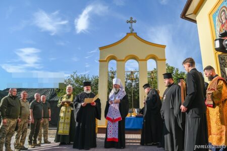 Митрополит Епіфаній у Харкові: молитва за захисників і передача автомобіля швидкої допомоги