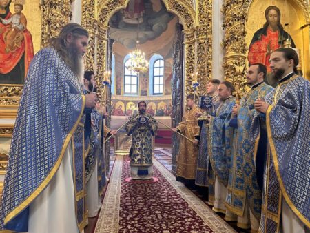 Святкове богослужіння у Києво-Печерській Лаврі в день Введення в храм Пресвятої Богородиці