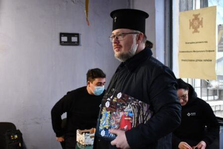 «Ми не самотні»: як митрополит Сергій Горобцов допомагає переселенцям відчути радість Різдва
