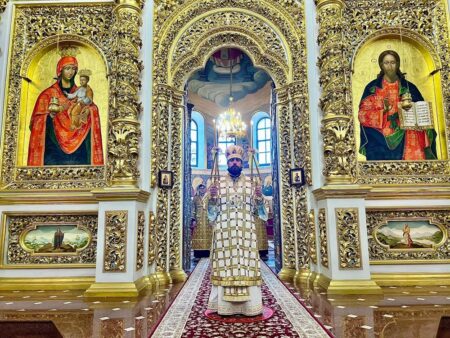 Літургія у Києво-Печерській лаврі: молитви за мир і вшанування афонських святинь