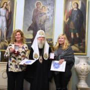 Патріарх Філарет нагородив волонтерів за допомогу Україні