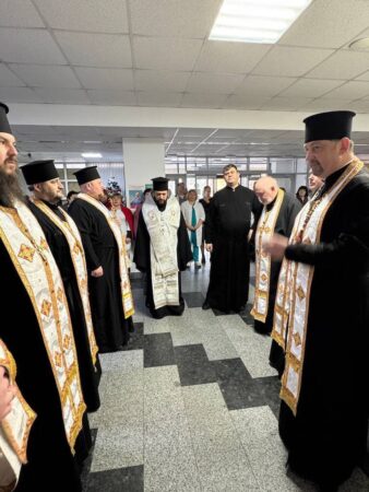 Митрополит Іларіон молився за медиків Рівного: підтримка Церкви у святкові дні
