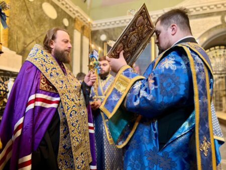 Акафіст у Лаврі: віряни молилися до Богородиці за спасіння України