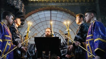 Страсті Христові в центрі молитви: єпископ Авраамій очолив вечірню з акафістом