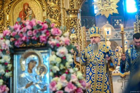 У Золотоверхому соборі молитовно вшанували Богородицю з акафістом