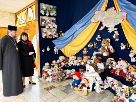 Святковий захід у бібліотеці: митрополит Олександр подарував цінні видання