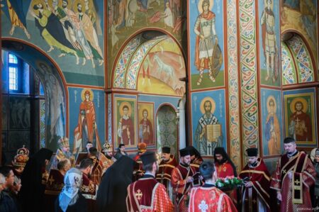 Молитва серед випробувань: літургія у Великий четвер у серці столиці