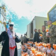 Освячення для перемоги: ПЦУ благословила паски для захисників