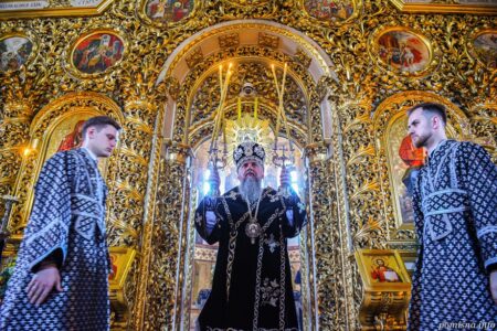 Скорбота і надія: Предстоятель ПЦУ очолив чин винесення Плащаниці у столиці